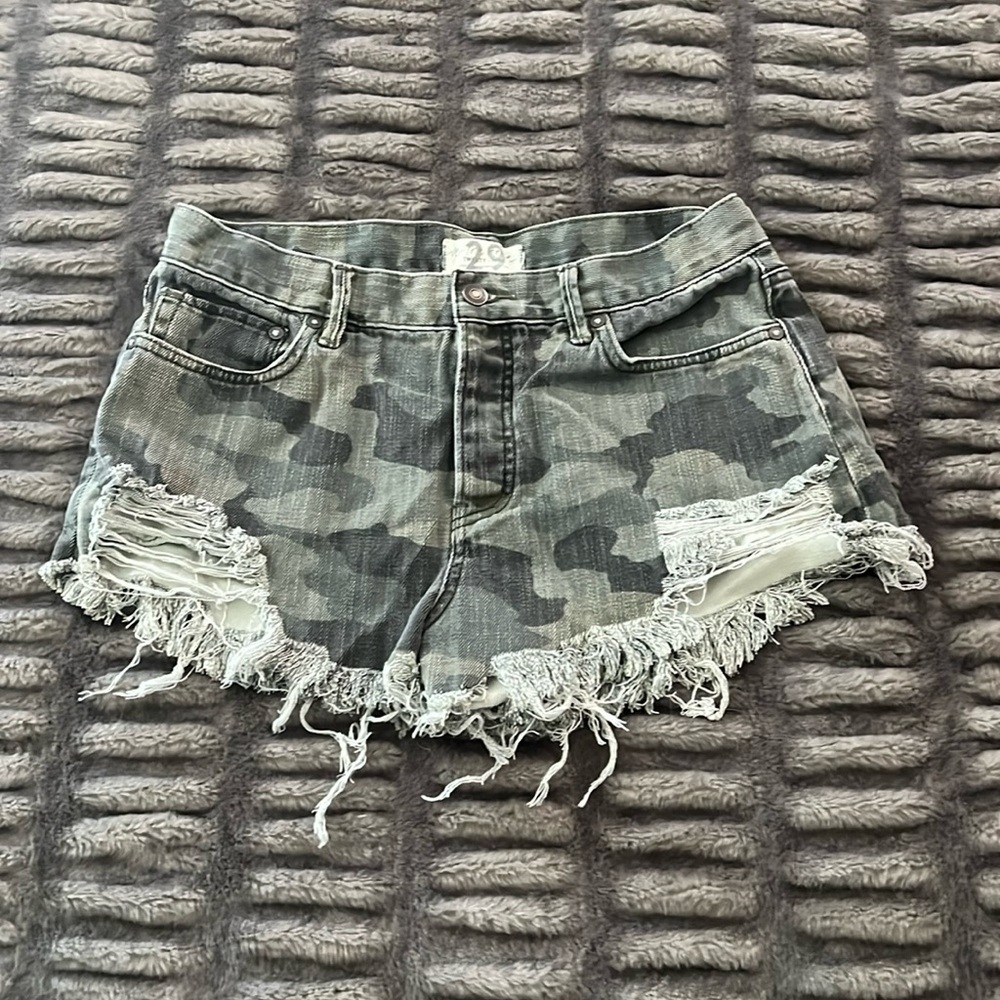 Free People We the Free Distressed Camo Shorts size 29